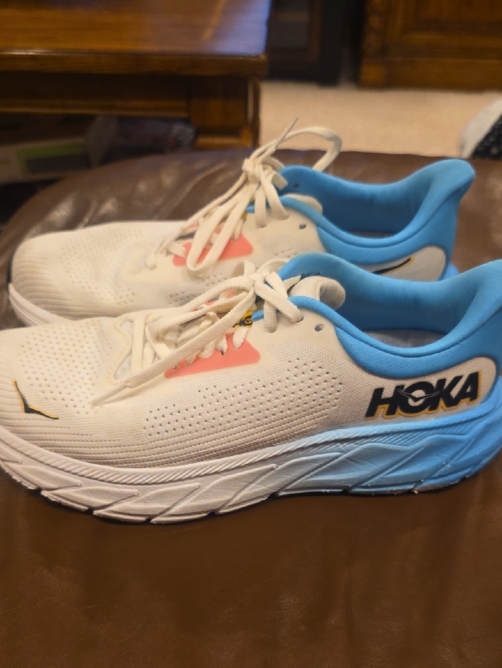 Hoka Womens Arahi 7 Light Blue and Pink Accent. Sz 9